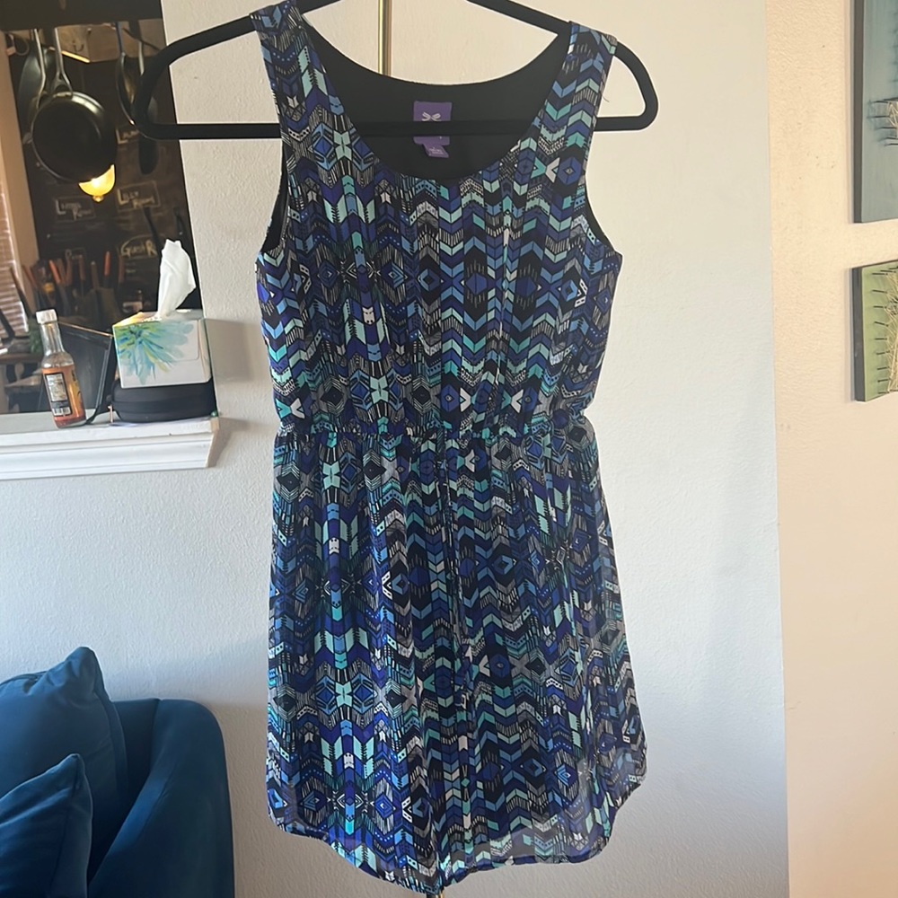 Geometric pattern dress with tie waist size 14/16